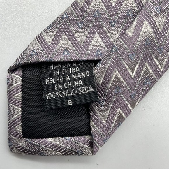 Van Heusen Men's 100% Silk Neck Tie ZigZag Pattern Silver Gray/Purplish Hues - Picture 5 of 5